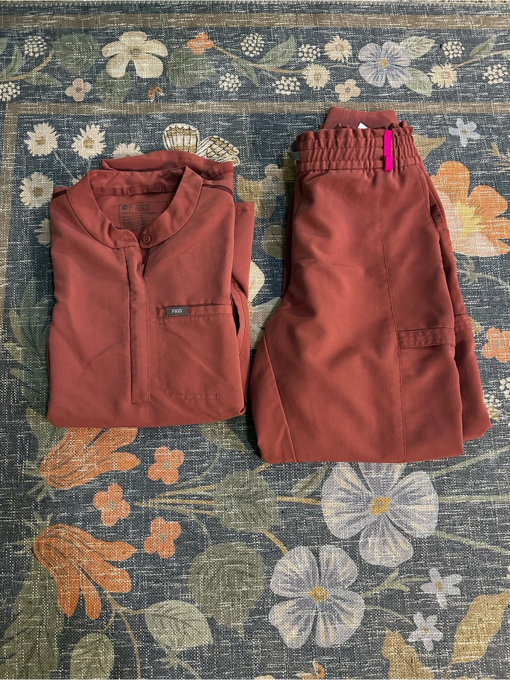 Figs Mauve Montex Scrub Top & Lesage joggers sized medium